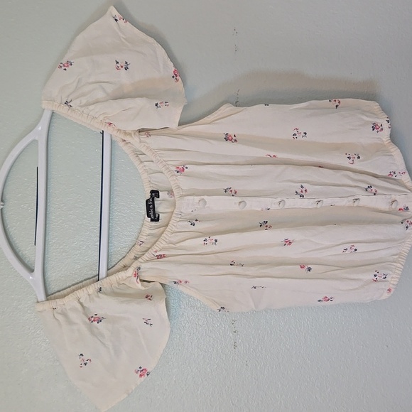 Abercrombie & Fitch Cream Floral Off The Shoulder Top Size Medium - Picture 1 of 6